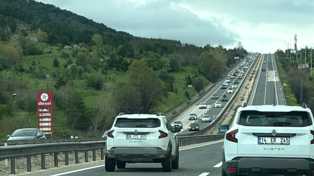 Tatilcilerin dönüş yolculuğu başladı, İstanbul yönünde trafik durma noktasına geldi