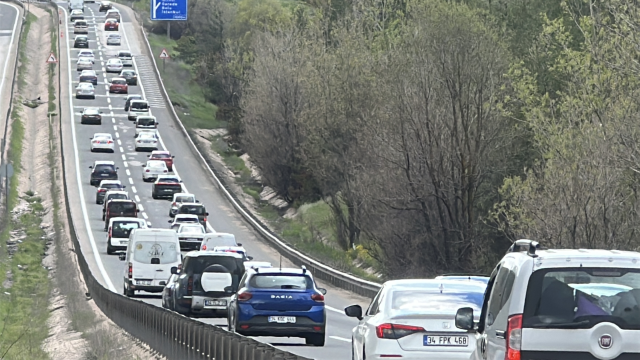Tatilcilerin dönüş yolculuğu başladı, İstanbul yönünde trafik durma noktasına geldi