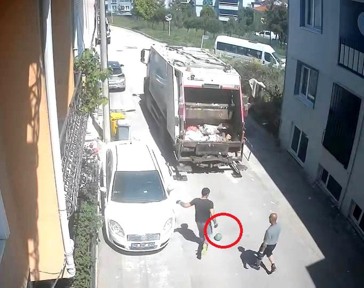 Temizlik işçilerinin topla eğlendiği anlar kamerada