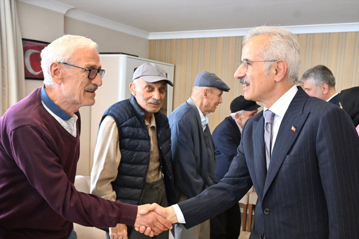 Bakan Uraloğlu\'ndan Huzurevine Bayram Ziyareti