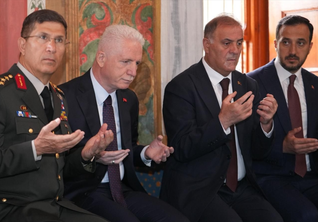 Vali Gül, çağ açıp çağ kapatan hükümdarı dualarla yad etti