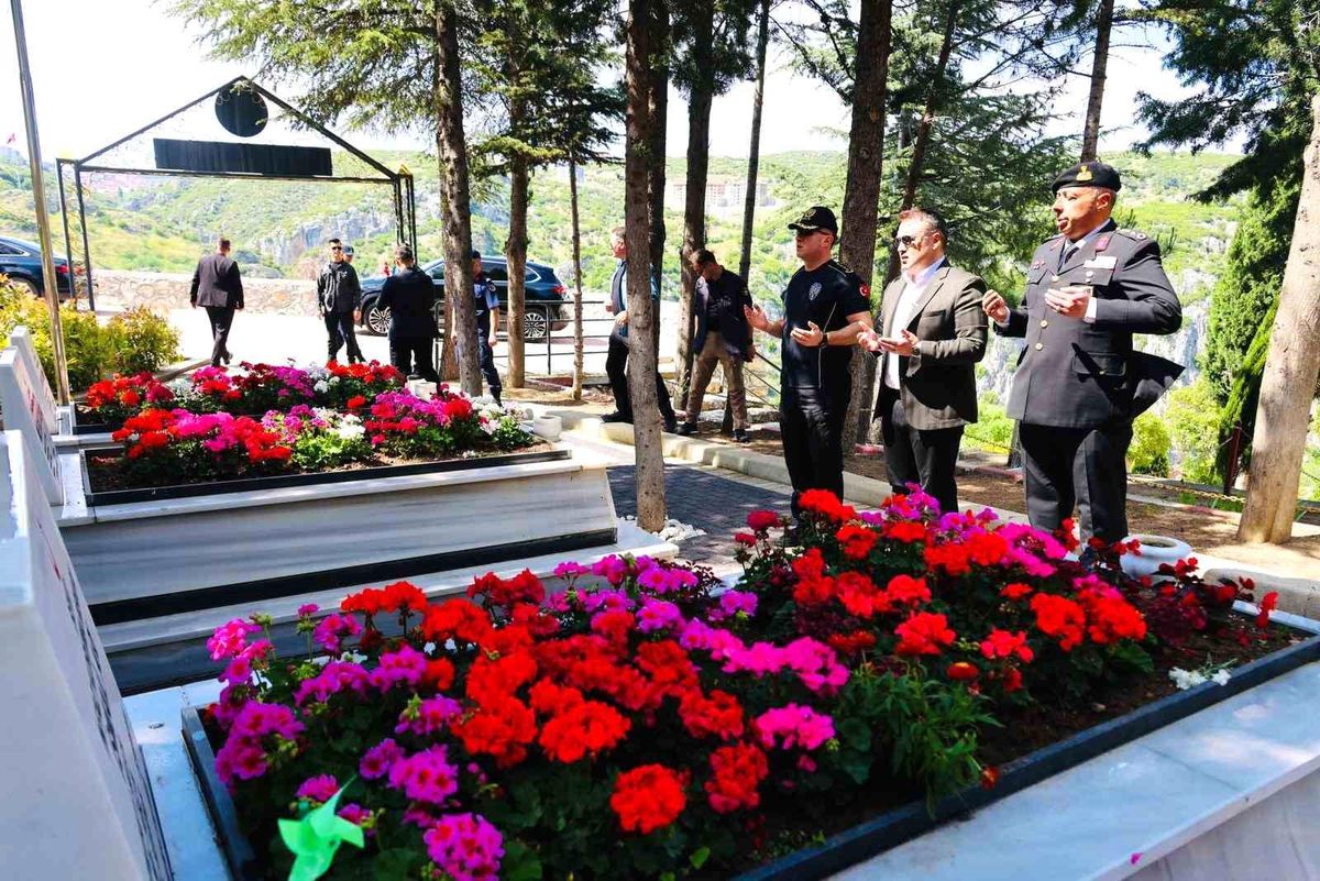 Bilecik Valisi Sözer, Kurban Bayramı’nda Şehitliği Ziyaret Etti