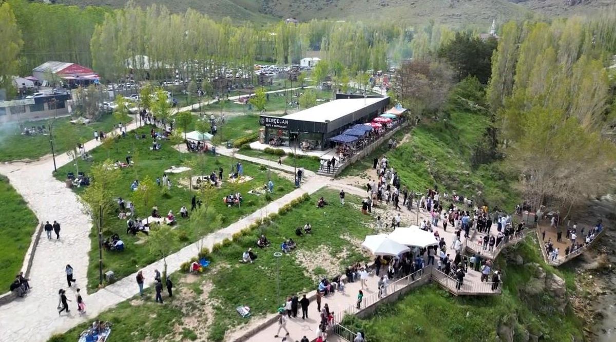 Muradiye Şelalesi Bayramda Dolu Taşdı