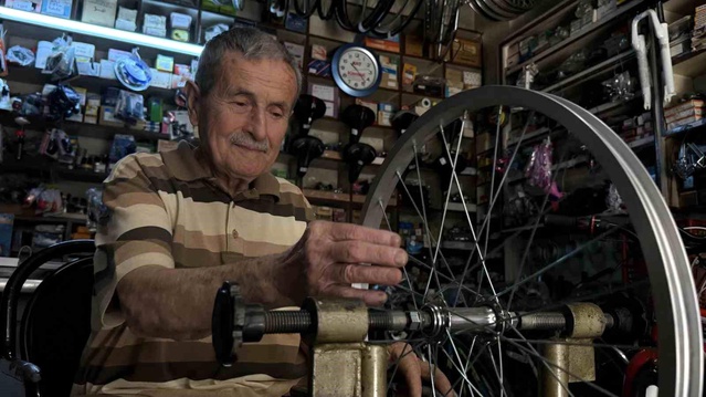85 Yaşında Hala Bisiklet Tamiri Yapıyor