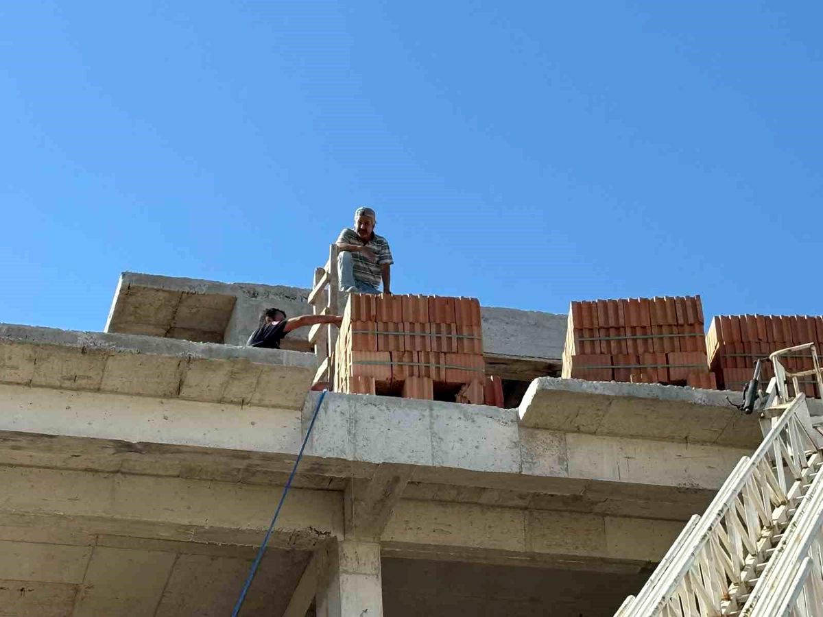 Antalya\'da inşaatta mahsur kalan ustayı itfaiye ekipleri kurtardı