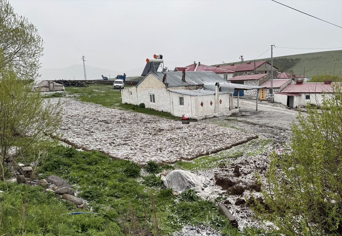 Ardahan\'da Sağanak ve Dolu Beyaza Bürüdü