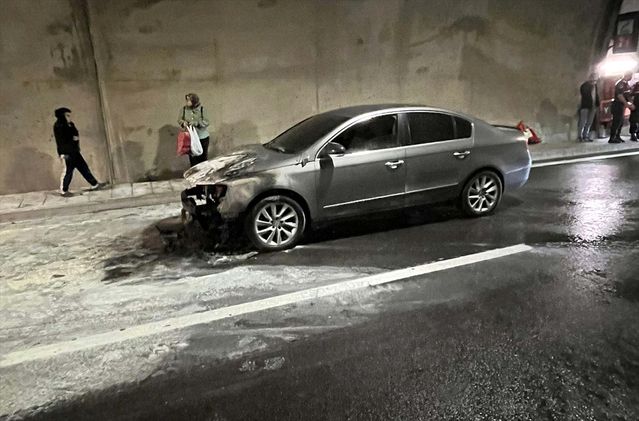 Ayvacık'ta iki otomobilde yangın