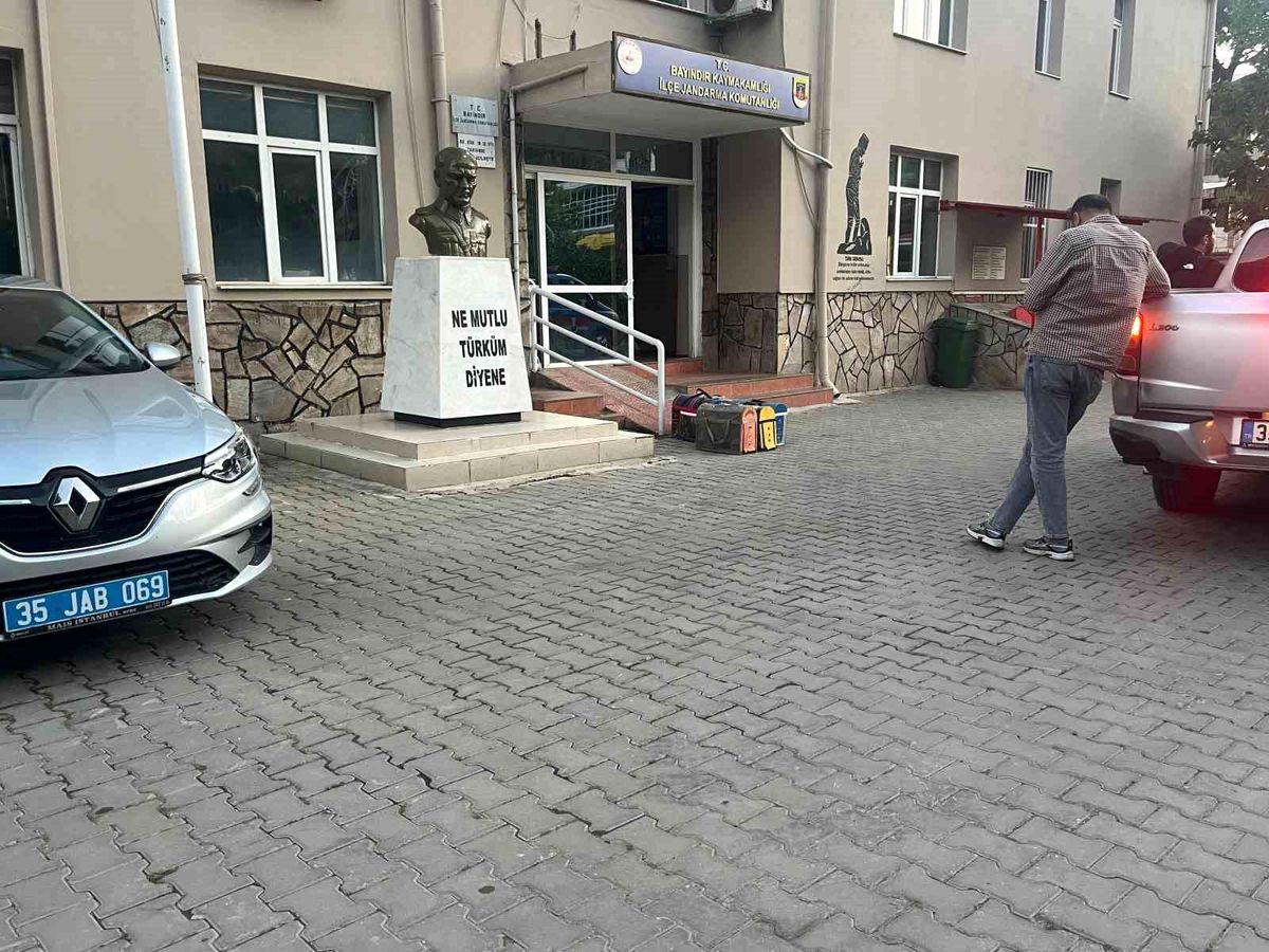 Bayındır\'da yasa dışı horoz dövüşü operasyonu: 3 gözaltı