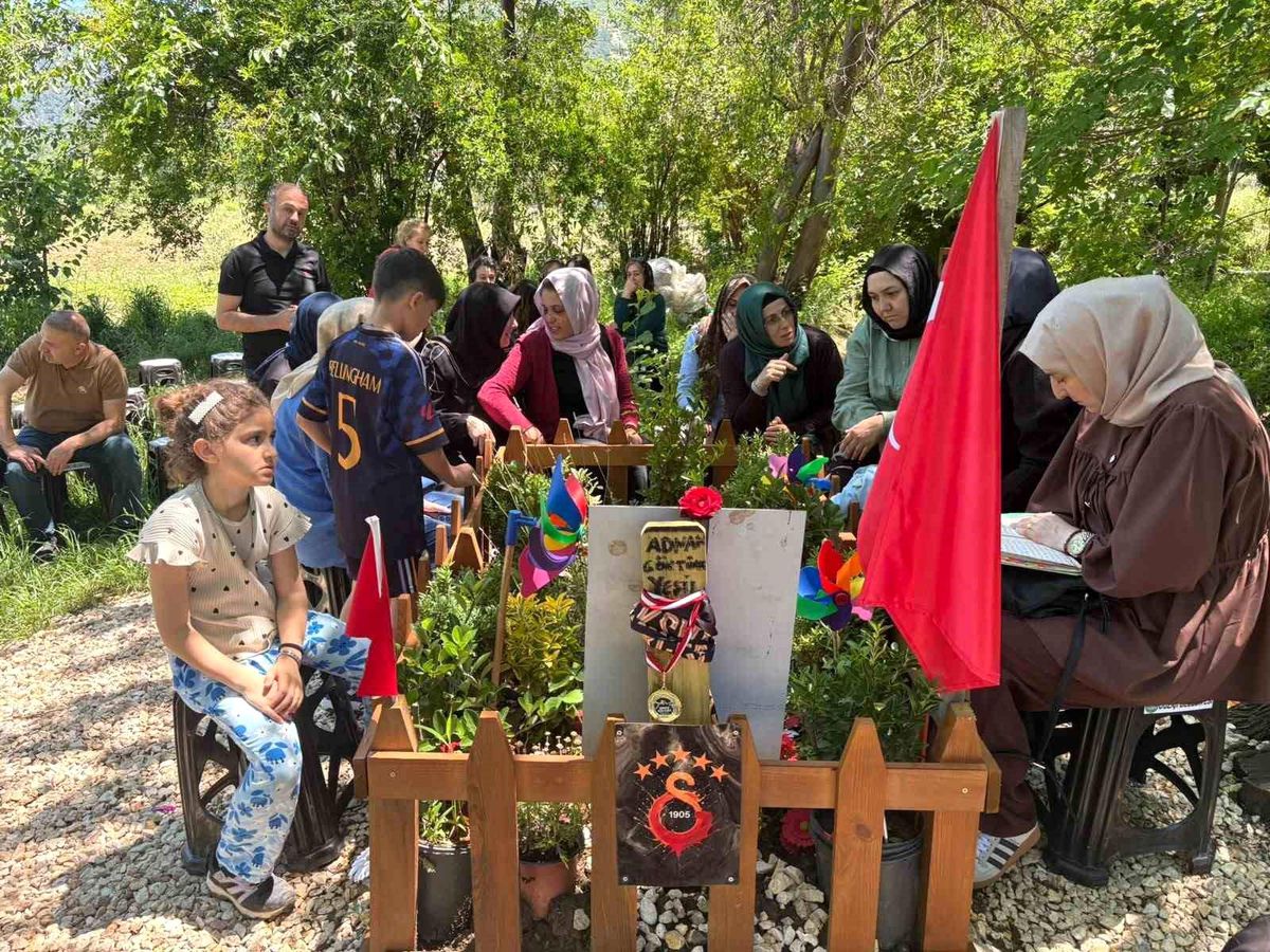 Okul saldırısında ölen öğrencinin mezarına bayram ziyareti