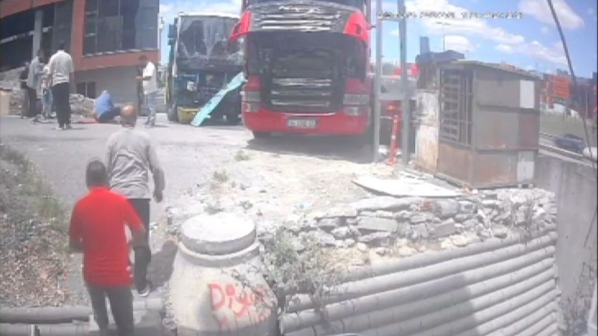 Beylikdüzü\'nde Fren Boşaldı, Otobüs TIR\'a Çarptı