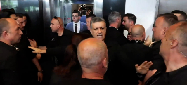 CHP Genel Merkezi'nde arbede! Partililerle güvenlikler birbirine girdi