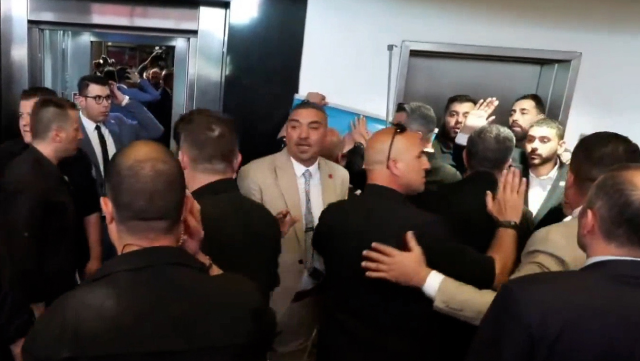 CHP Genel Merkezi'nde arbede! Partililerle güvenlikler birbirine girdi