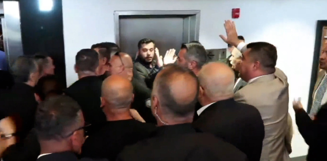 CHP Genel Merkezi'nde arbede! Partililerle güvenlikler birbirine girdi