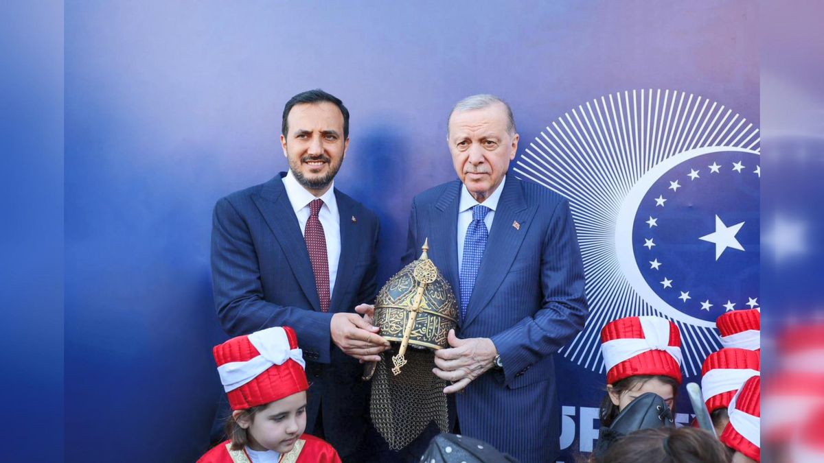 Erdoğan\'a fetih miğferi hediye edildi