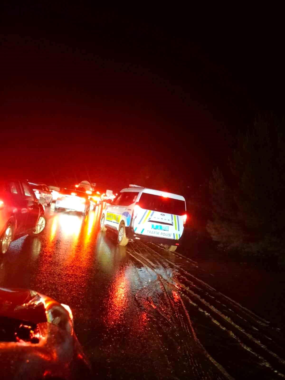 Dere taşması yolu tek şeride düşürdü