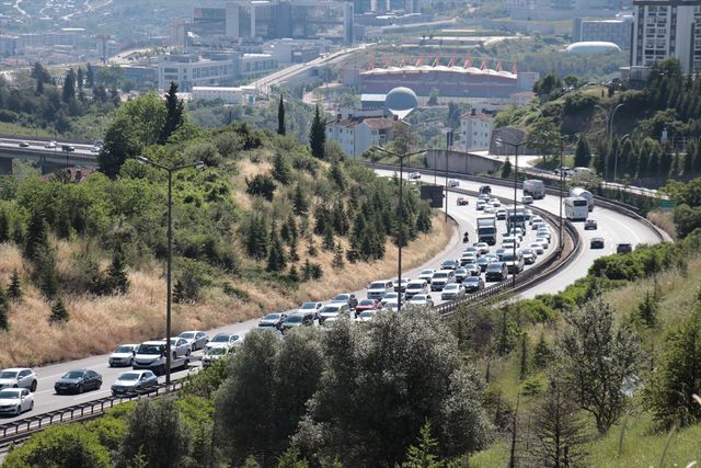 Tatilciler dönüşe geçti, 4 ilde trafik durdu