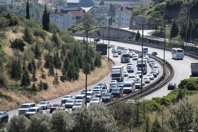 Tatilciler dönüşe geçti, 4 ilde trafik durdu