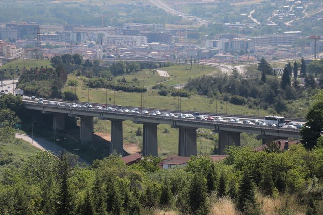 Tatilciler dönüşe geçti, 4 ilde trafik durdu