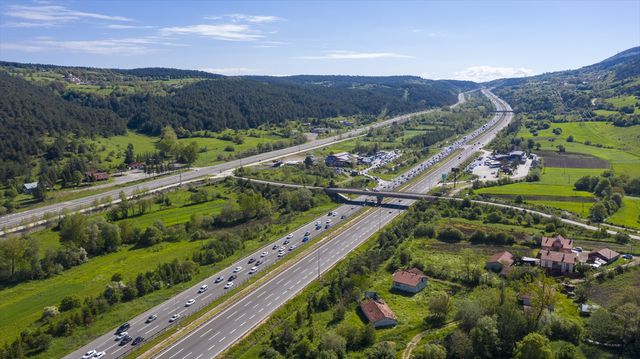 Tatilciler dönüşe geçti, 4 ilde trafik durdu