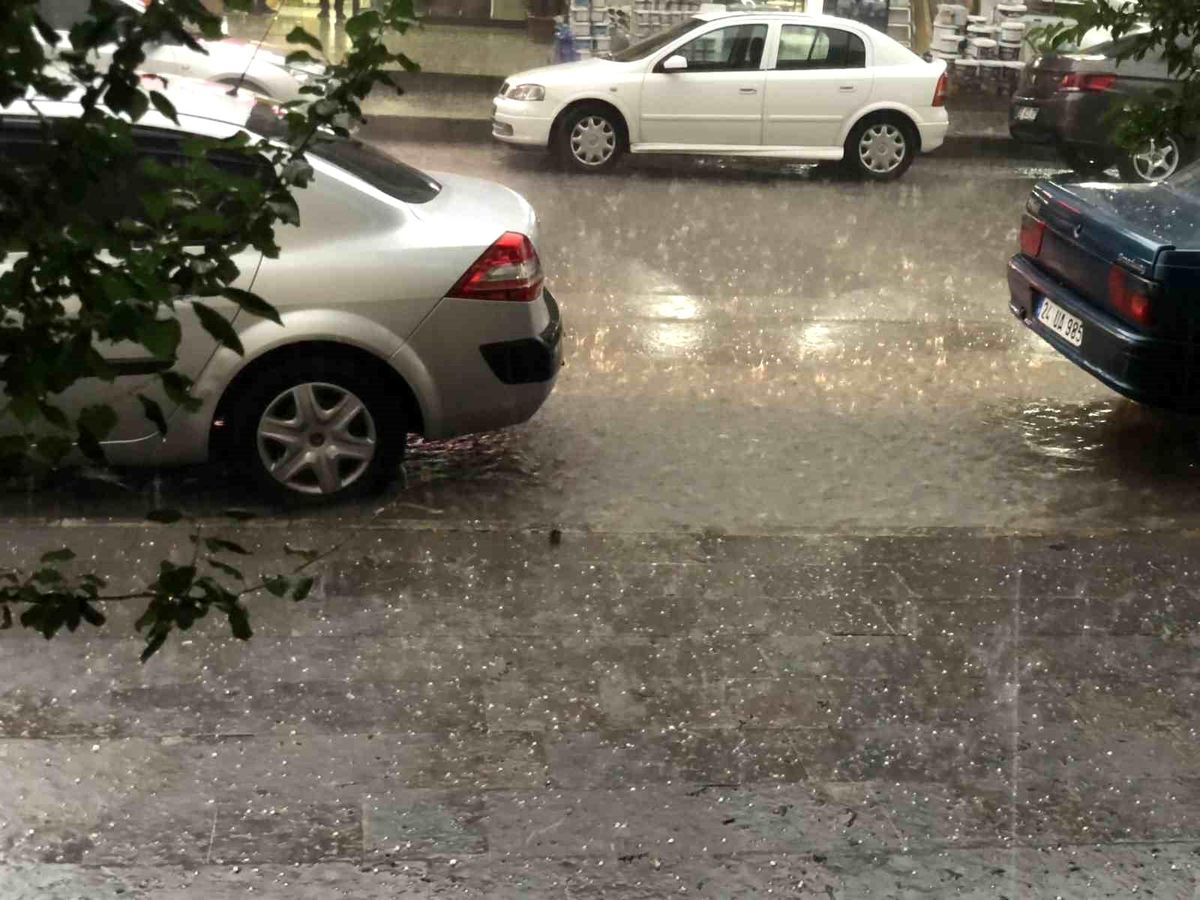 Erzincan\'da Dolu ve Heyelan Ulaşımı Aksattı