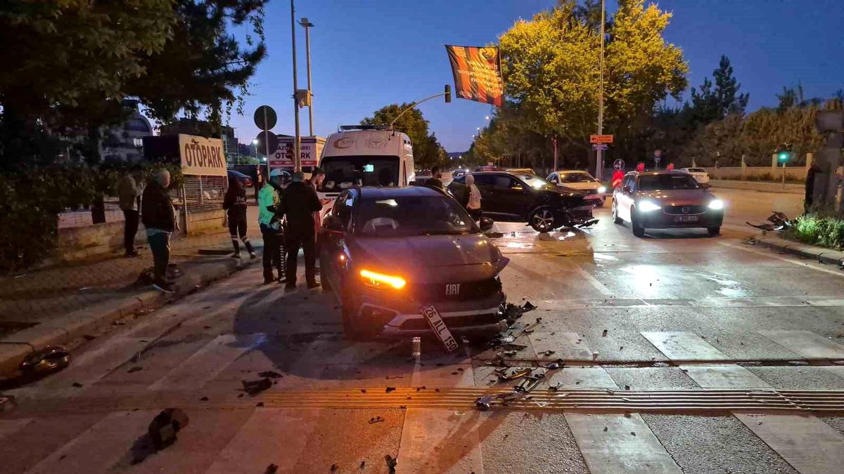 Eskişehir\'de Trafik Kazası: 2 Yaralı