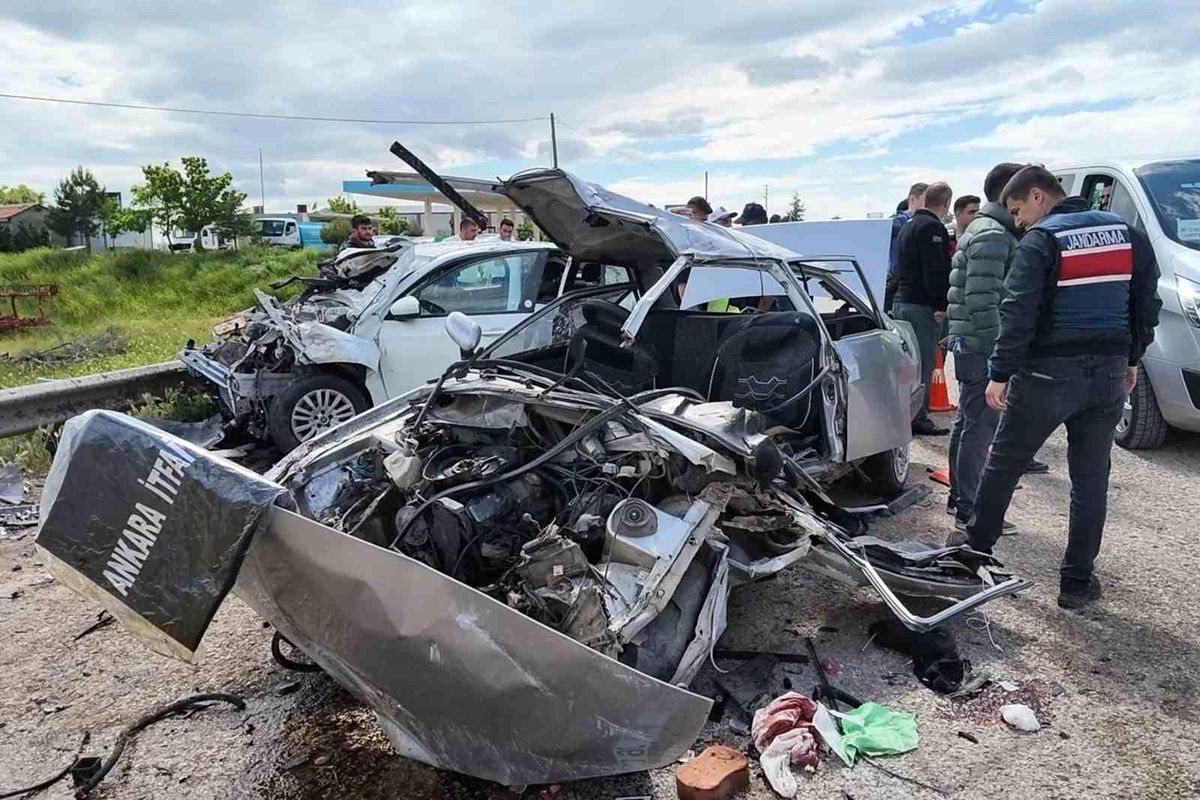 Kırıkkale\'de trafik kazası: Aile hayatını kaybetti