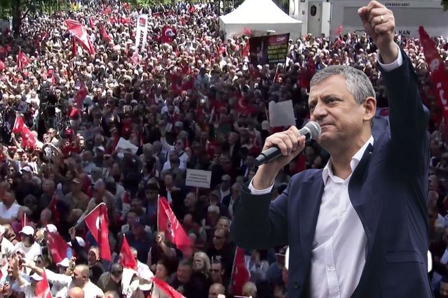 Güvenpark'ta insan seli! Özgür Özel'in programı öncesi alan doldu taştı