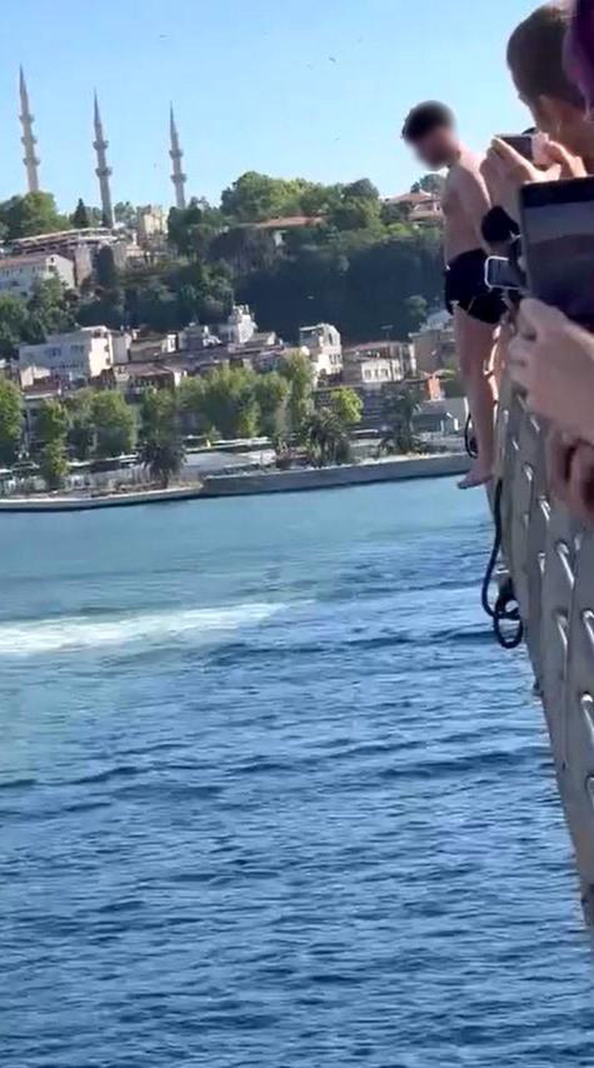 Haliç Köprüsü\'nde Gençlerin Tehlikeli Atlayışı