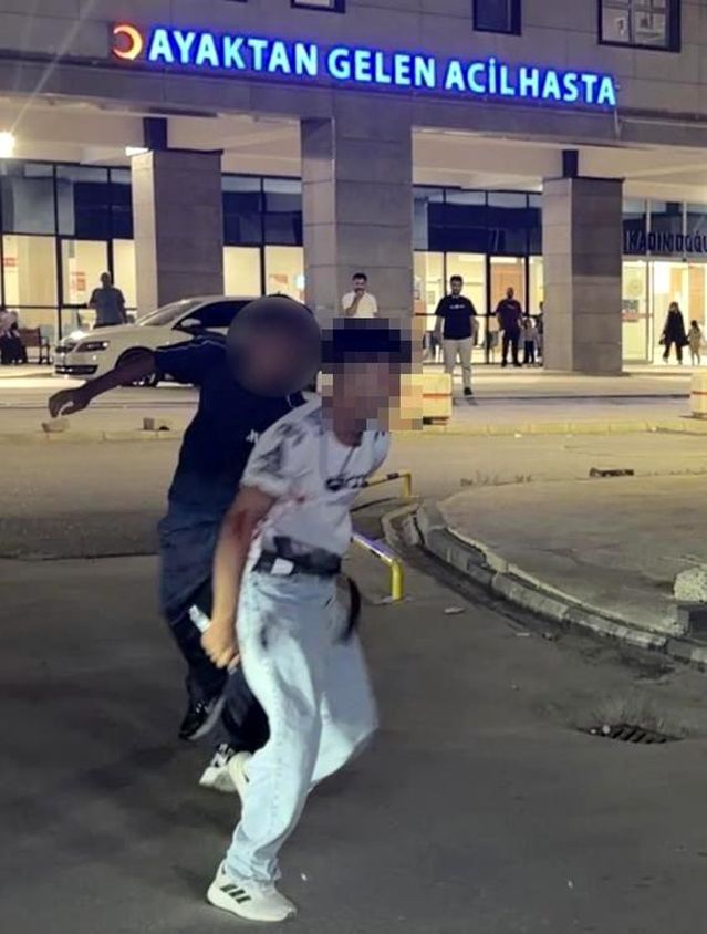Hastanede Bıçaklı Saldırı: 3 Yaralı