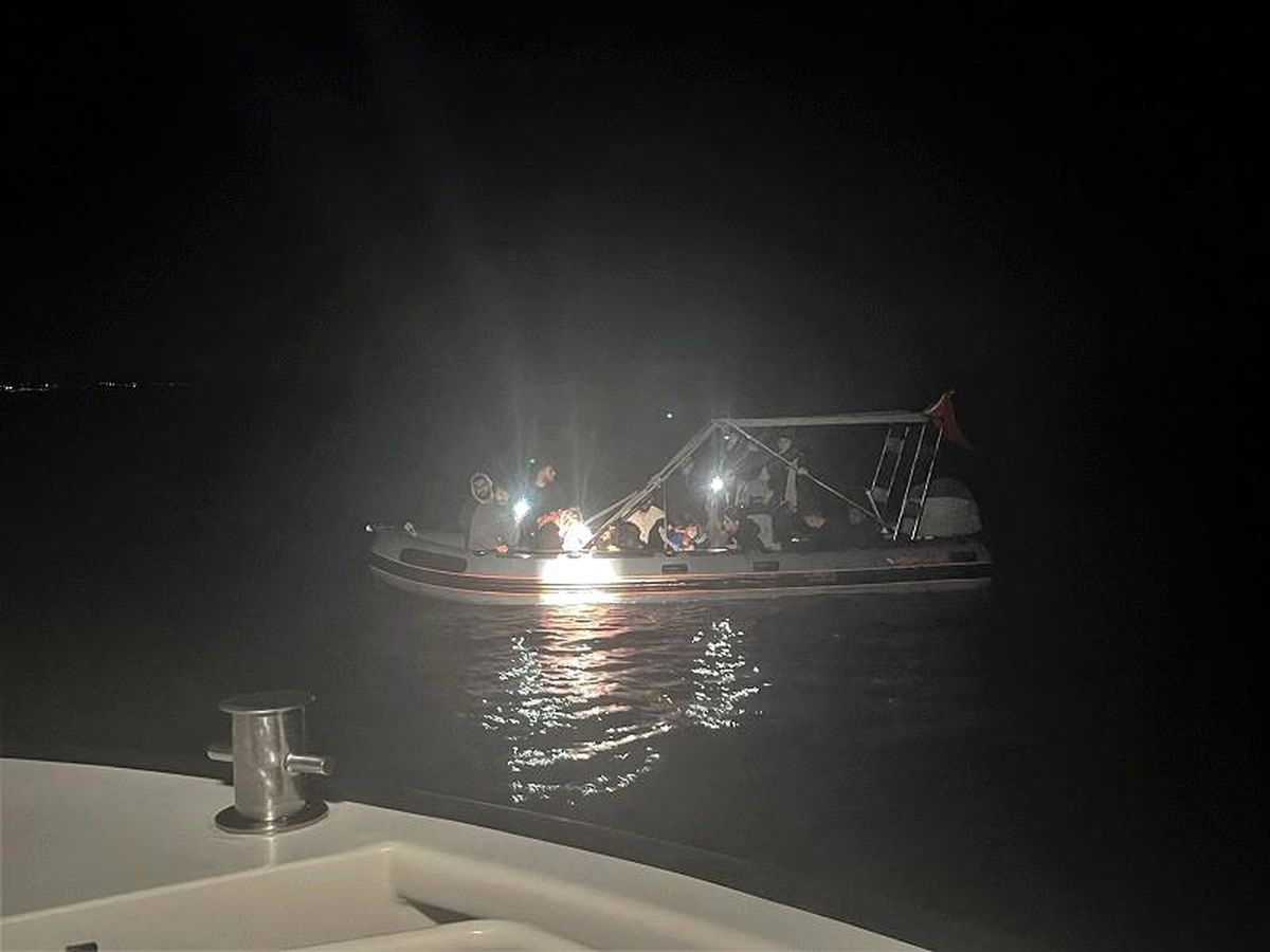 İzmir\'de 17 Düzensiz Göçmen Kurtarıldı