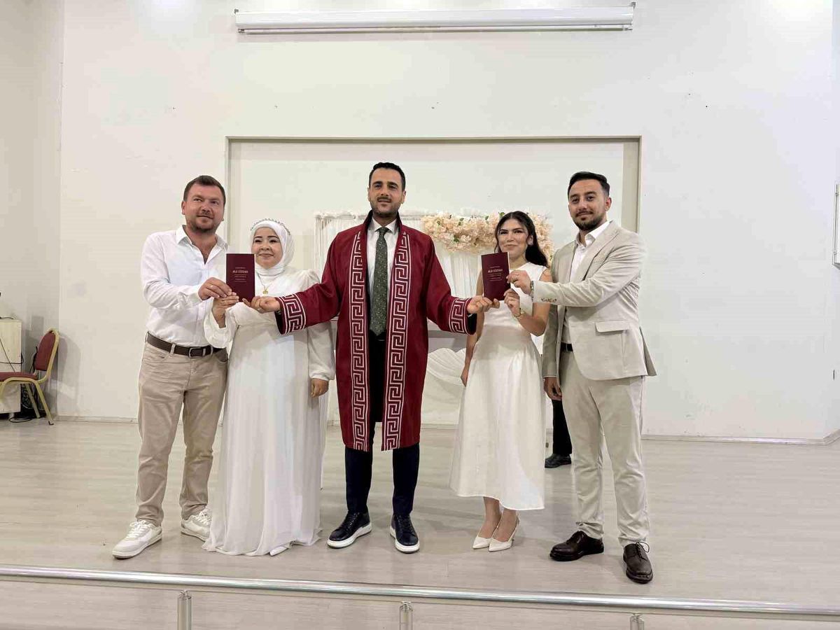 Kardeşlerin çifte mutluluğu: Aynı gün evlenip, birbirlerine şahit oldular