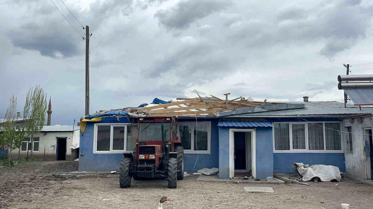 Kars\'ta Şiddetli Rüzgar Ev Çatılarında Hasara Neden Oldu