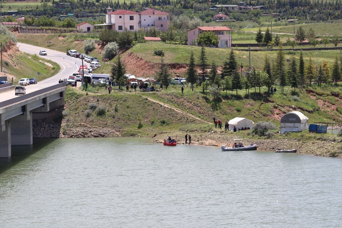 Kayseri\'de Viyadükten Düşen Kişi İçin Arama Çalışması Başlatıldı
