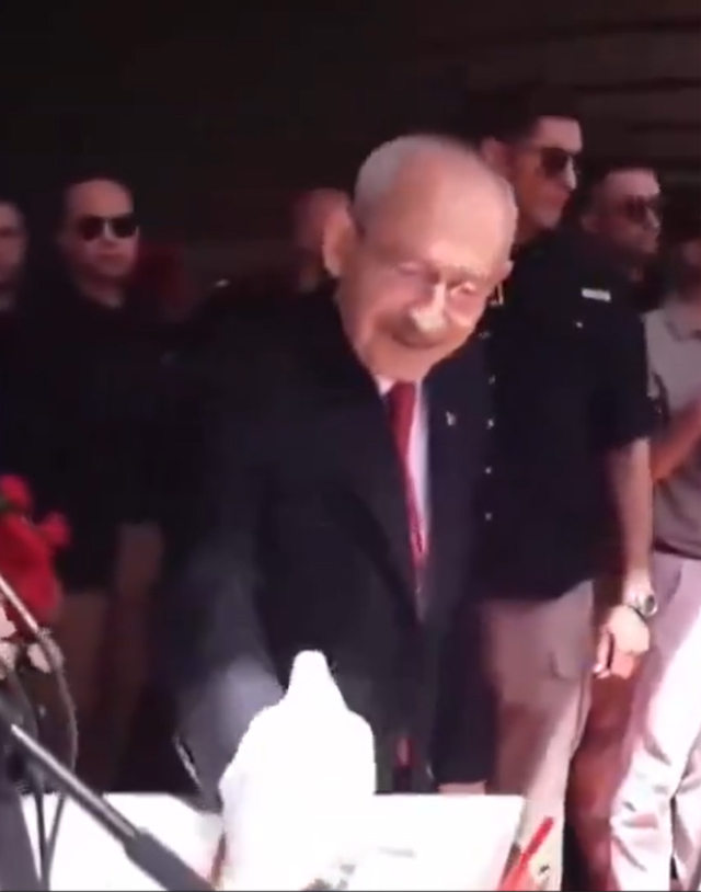 Kılıçdaroğlu'nun zor anları: Elindeki güvercini bir türlü uçuramadı