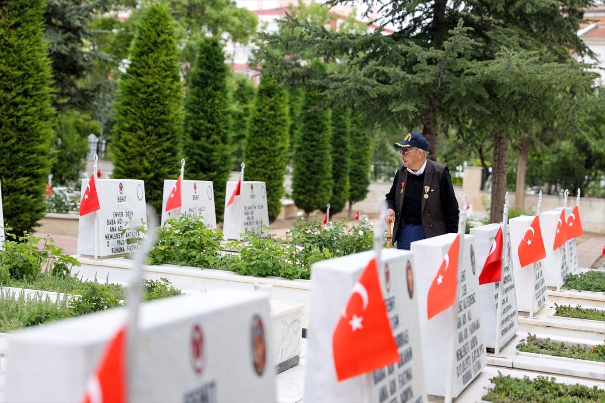 96 yaşındaki Kore gazisi babasının madalyasını göğsünde taşıyor