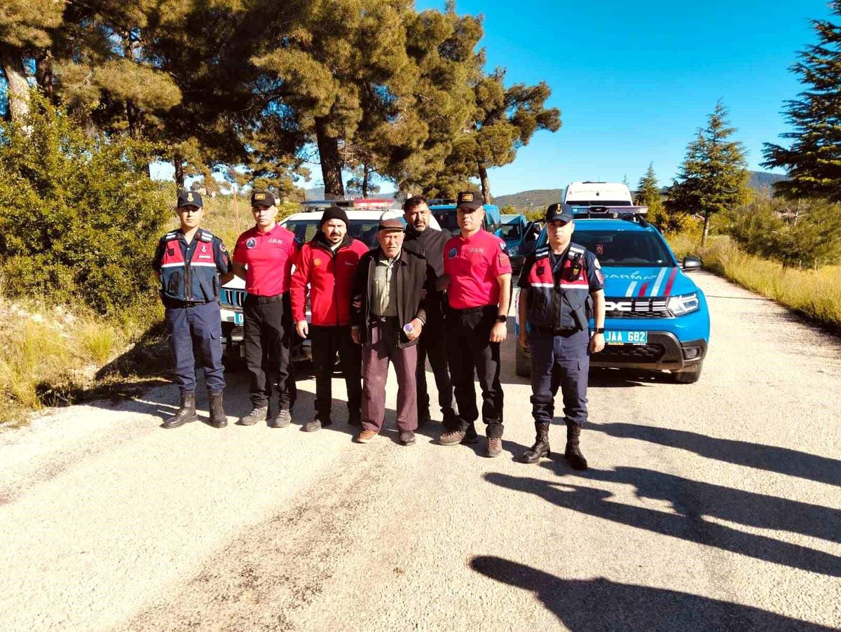 Antalya\'da Alzheimer hastası yaşlı adam evinden 8 km uzaklıkta bulundu