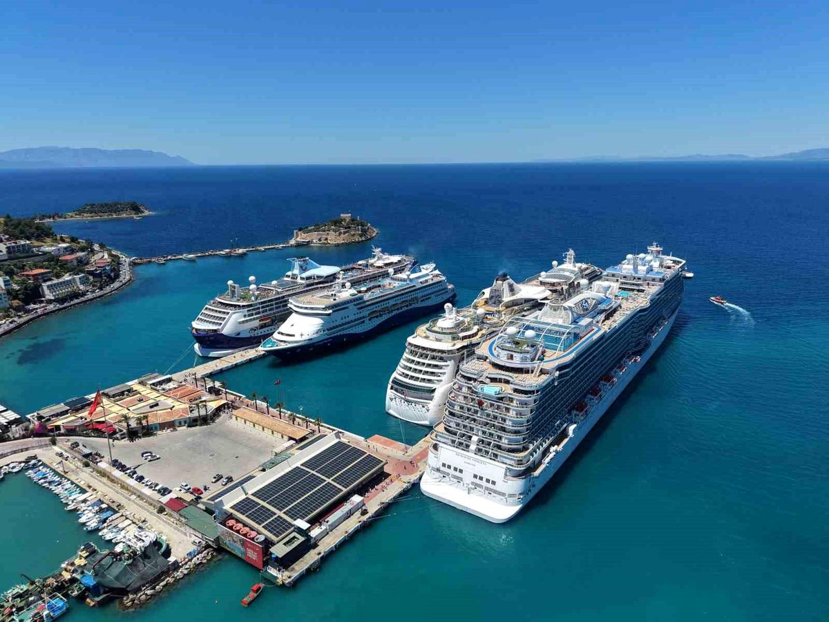 Kuşadası\'na 9 Bin Turist Geldi