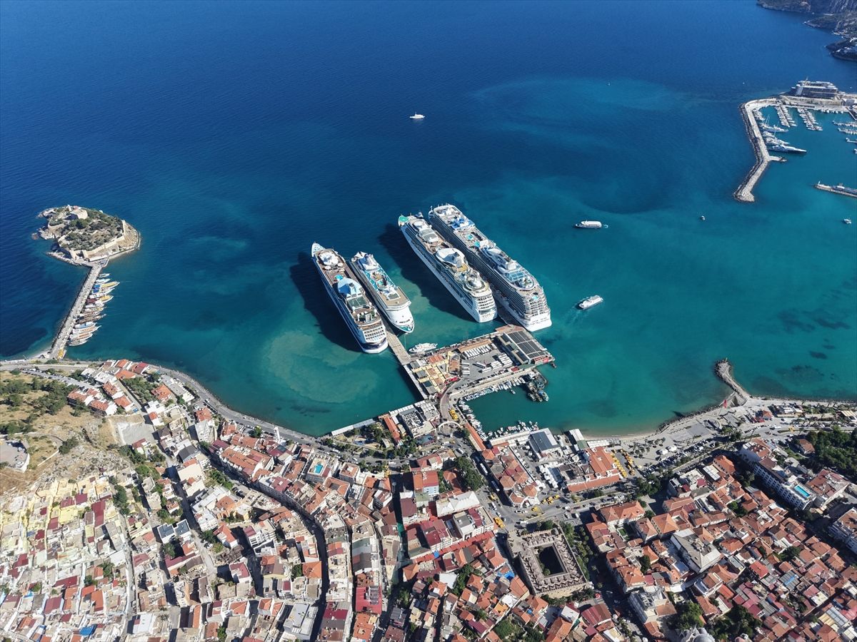 Kuşadası\'na 9 Bin Turist Geldi