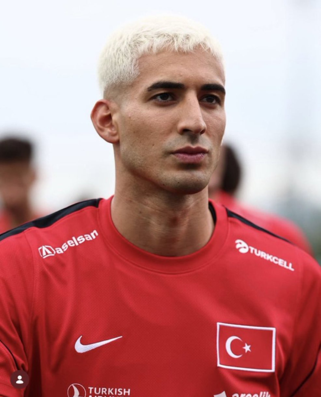 Mert Müldür saçlarını boyadı, gören bir daha baktı