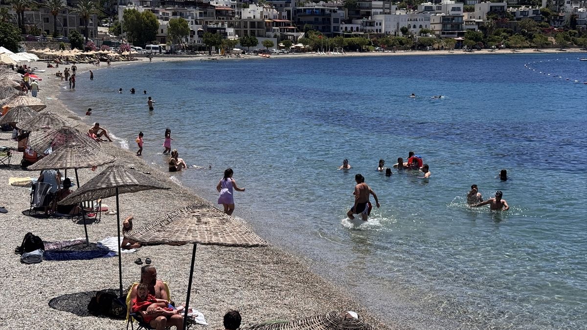 Bayramda Turistik Plajlarda Yoğunluk