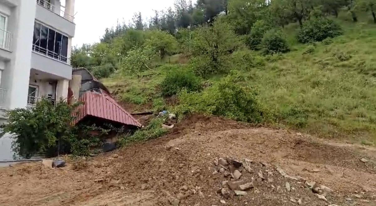 Osmaniye\'de toprak kayması: Prefabrik ev devrildi