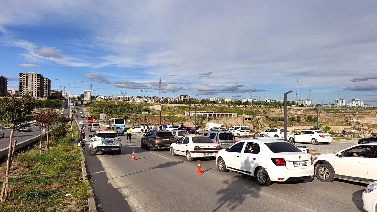 Adıyaman\'da Minibüs Otomobile Çarptı: 1 Yaralı