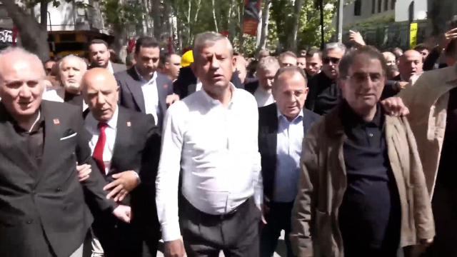Özgür Özel kalabalıkla Anıtkabir'e yürüdü: Bu iktidar yürüyüşünün ilk adımıdır