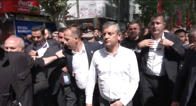 Özgür Özel kalabalıkla <a class='keyword-sd' href='/anitkabir/' title='Anıtkabir'>Anıtkabir</a>'e yürüyor: Bu iktidar yürüyüşünün ilk adımıdır