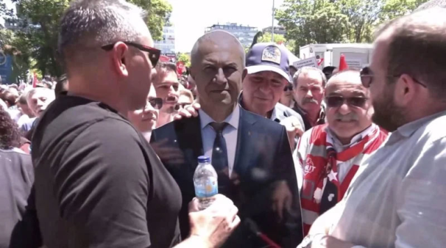 Özgür Özel'in mitingine katılamayan CHP'li belediye başkanı, kendi maketini yolladı
