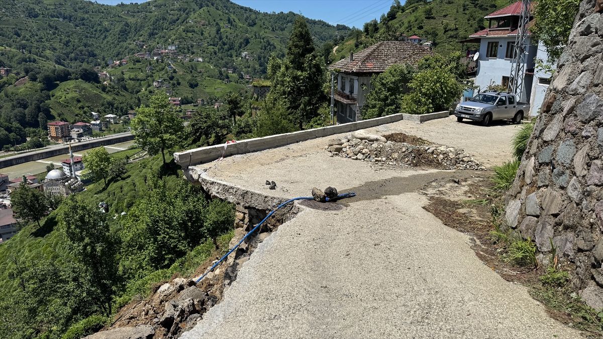 Güneysu\'da Duvar Yıkıldı, Yol Kapandı