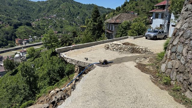 Güneysu'da Duvar Yıkıldı, Yol Kapandı