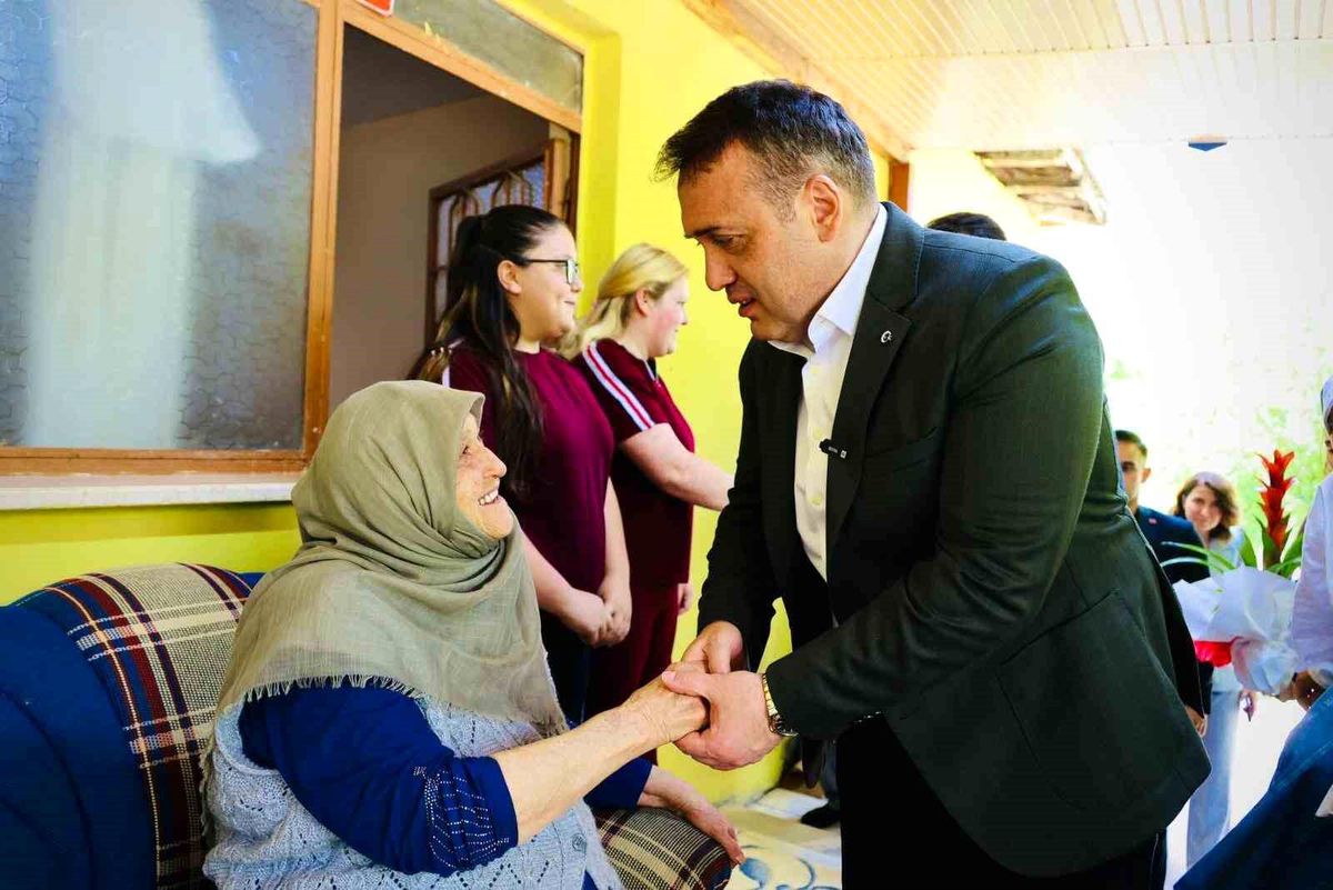Vali Sözer\'den şehit ailesine bayram ziyareti