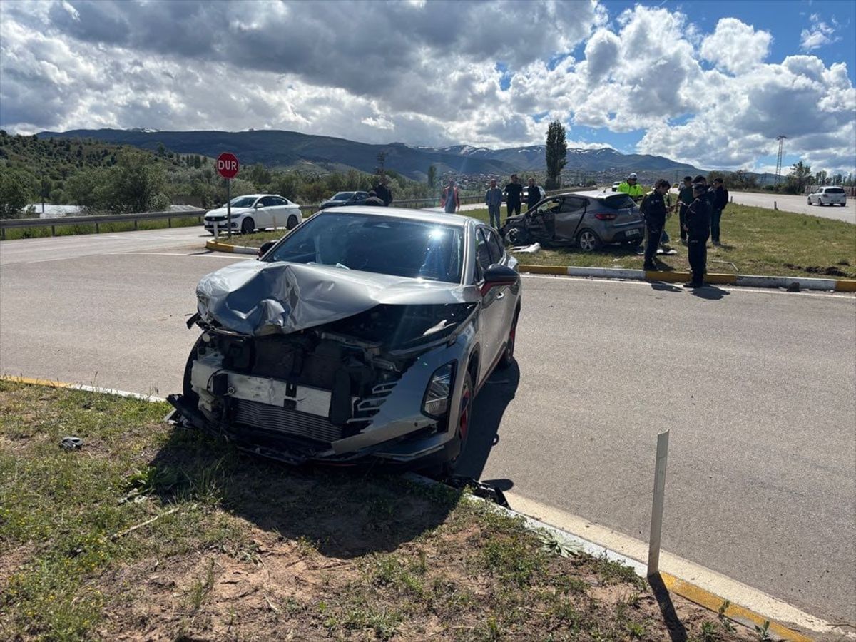 Suşehri\'nde Trafik Kazası: 4 Yaralı