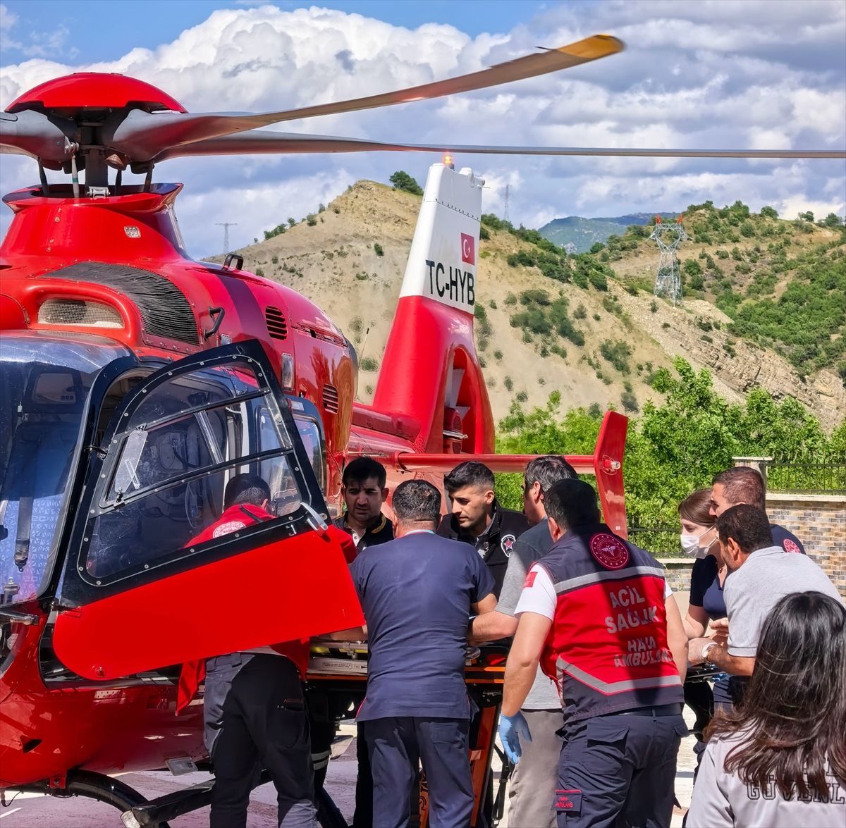 Bozayı Saldırısı: Yaralı Ambulans Helikopterle Hastaneye Nakledildi
